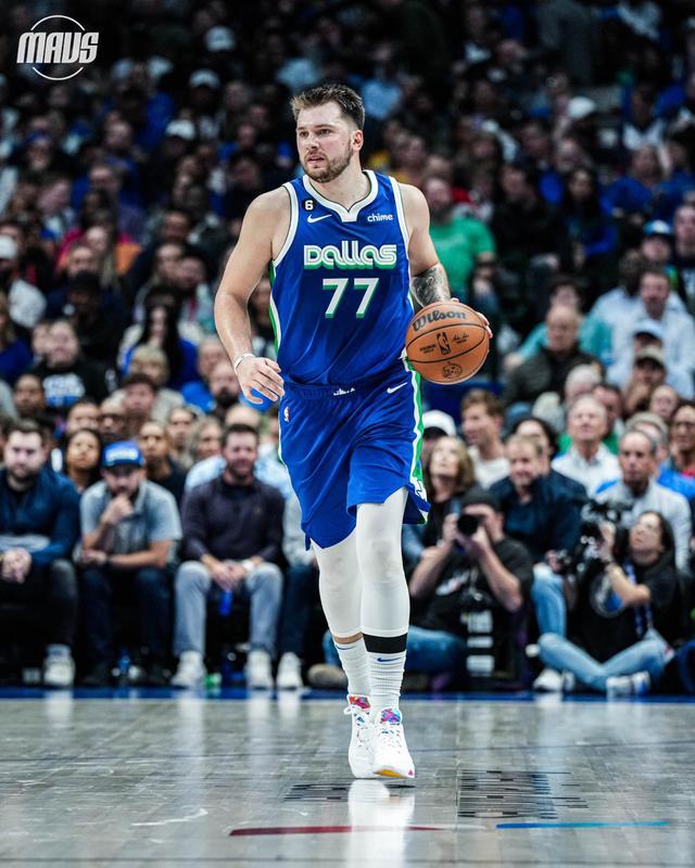 包含东契奇回归赛场，挺进下一轮首场状态亮眼，勇士观众沸腾！的词条